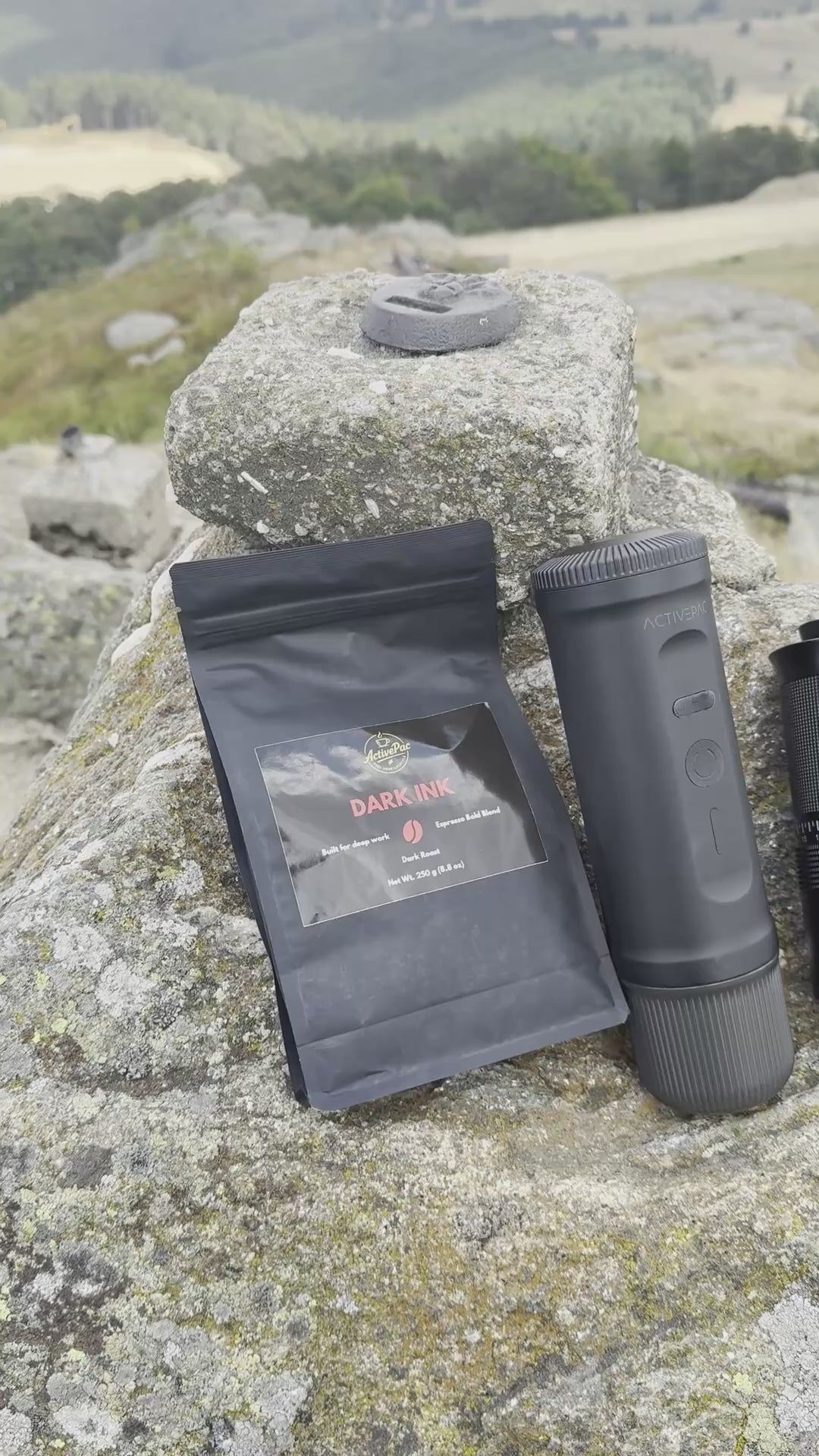 Video laden: ActivePac GO bereitet frischen Espresso auf einem Berggipfel zu.